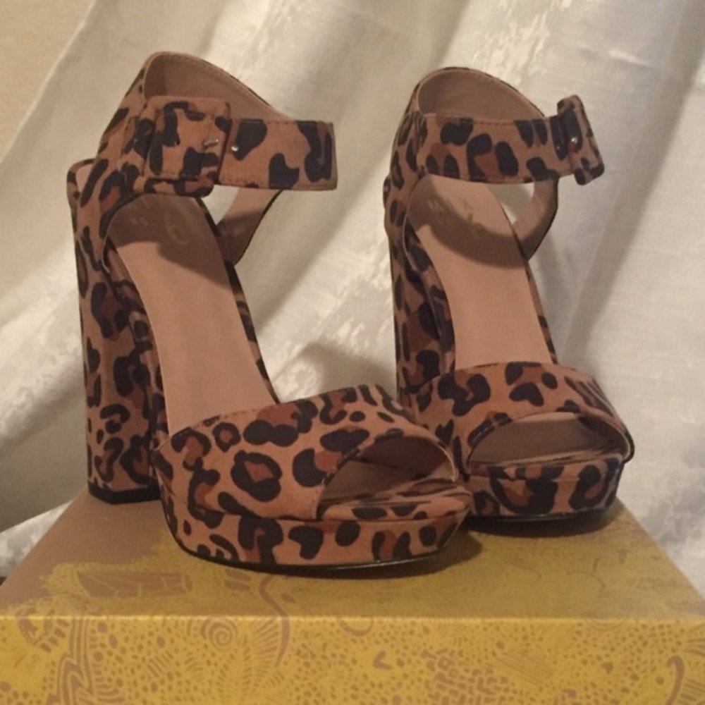NWOT Mix no 6 Cheetah Print Platform Pumps